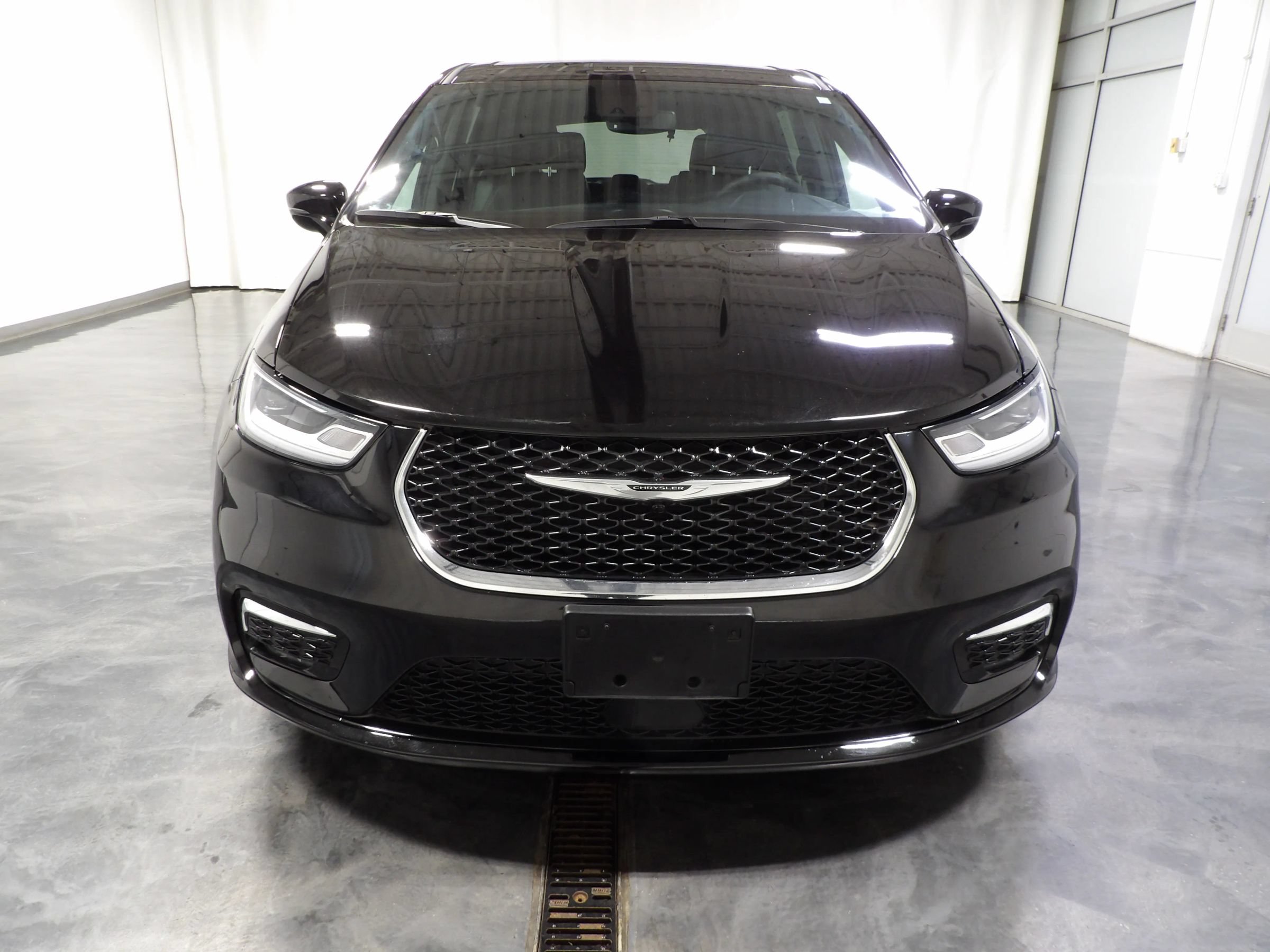 Used 2025 Chrysler Pacifica Select FWD image 3