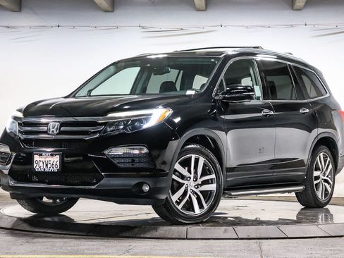 Used 2017 Honda Pilot Touring image 1