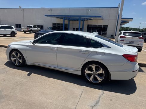 Used 2018 Honda Accord Touring image 3