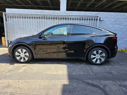 Used 2024 Tesla Model Y Long Range AWD/4WD image 4