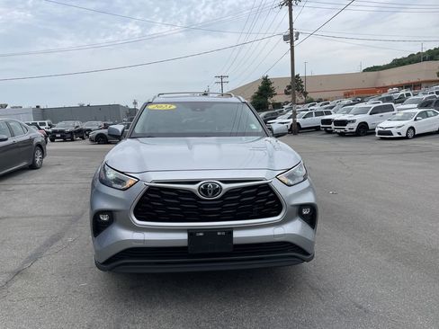 Used 2023 Toyota Highlander XLE AWD/4WD image 5