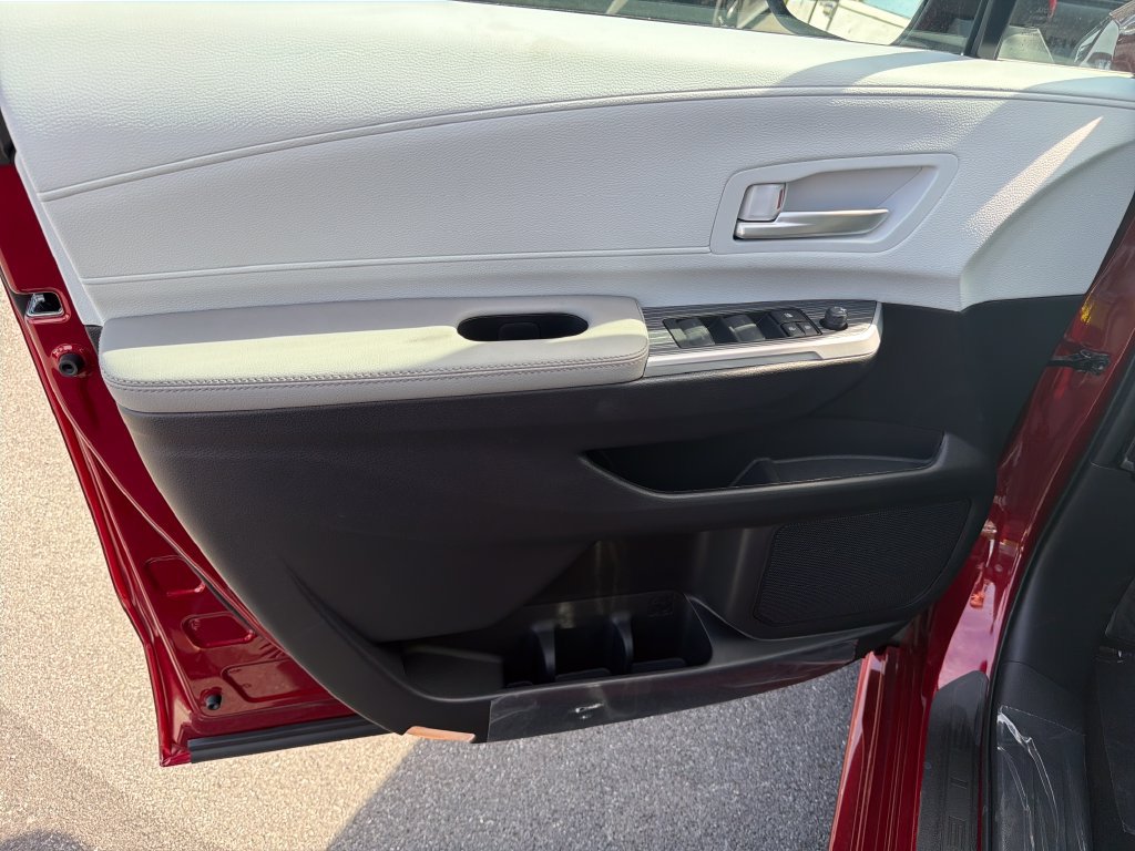 Used 2026 Toyota Sienna XLE FWD image 15