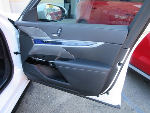 Used 2025 BMW 740i image 21