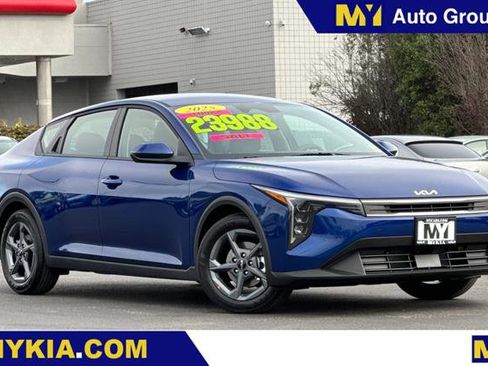 New 2025 Kia K4 LXS image 1