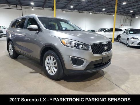 Used 2017 Kia Sorento LX w/ LX Convenience Package image 3