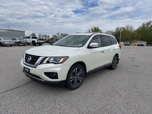 Used 2018 Nissan Pathfinder Platinum AWD/4WD image 2