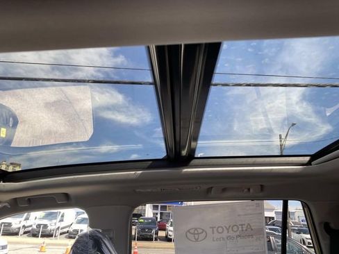 New 2026 Toyota Highlander Platinum AWD/4WD image 8