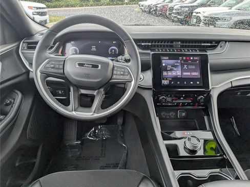 Used 2023 Jeep Grand Cherokee Altitude AWD/4WD image 18