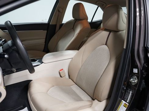 Used 2018 Toyota Camry LE image 23