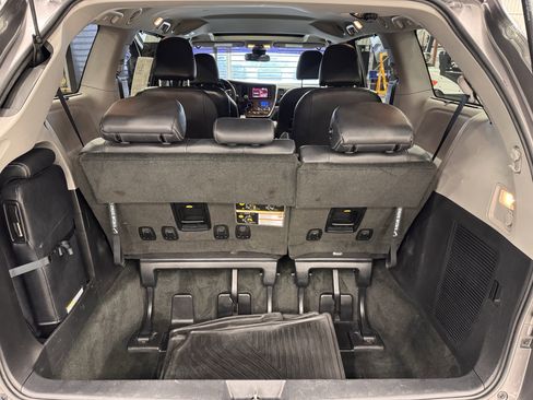 Used 2019 Toyota Sienna SE image 24