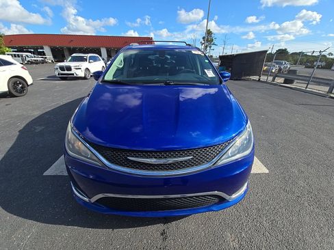 Used 2018 Chrysler Pacifica Touring-L FWD image 2