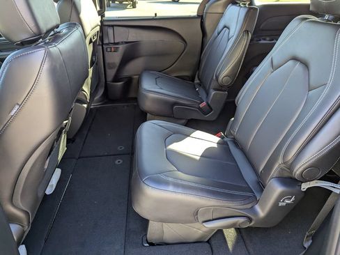 New 2026 Chrysler Pacifica Select FWD image 10