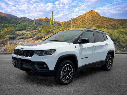 Used 2025 Jeep Compass Trailhawk AWD/4WD image 8