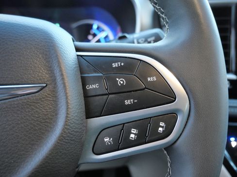 Used 2024 Chrysler Pacifica Select image 28