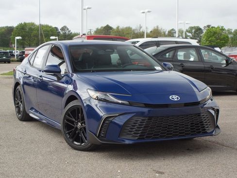 Used 2026 Toyota Camry SE FWD image 5