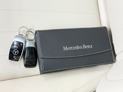 Used 2017 Mercedes-Benz E 400 4MATIC Wagon image 45