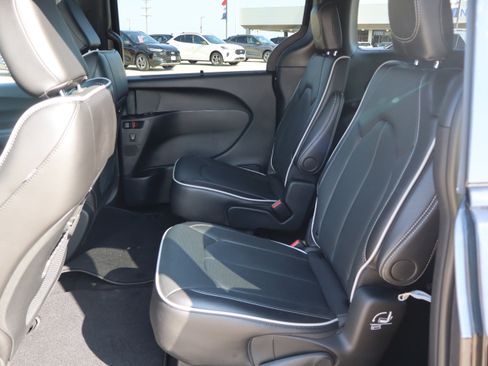 Used 2025 Chrysler Pacifica Limited FWD image 10