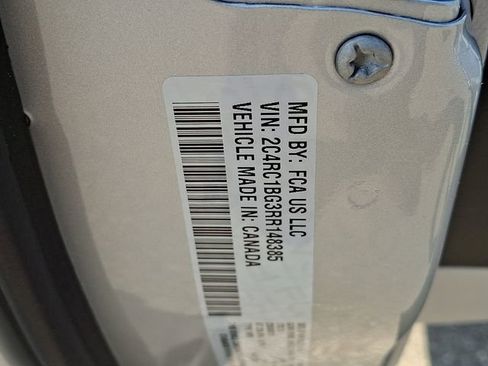 Used 2024 Chrysler Pacifica Touring-L image 22