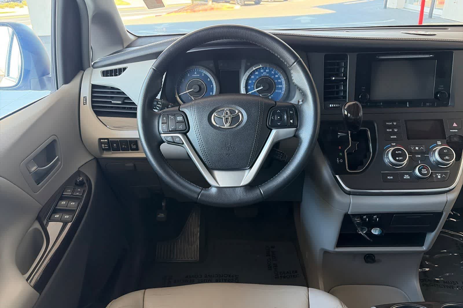 Used 2016 Toyota Sienna XLE w/ XLE Navigation Package FWD image 14
