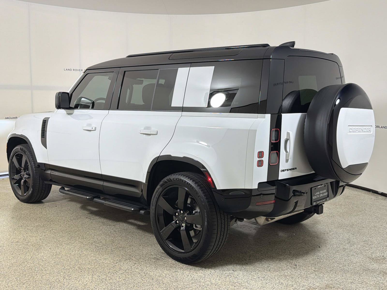 Used 2026 Land Rover Defender 110 X-Dynamic SE AWD/4WD image 3