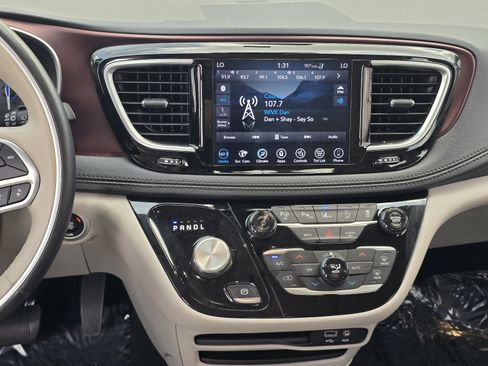 Used 2020 Chrysler Pacifica Limited w/ Advanced Safetytec Group FWD image 16