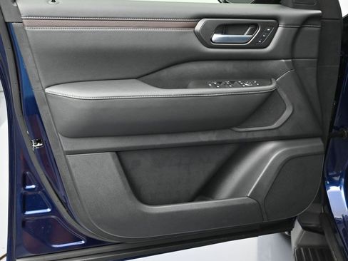 New 2025 Nissan Armada SL w/ Captain's Chari Seat Package image 10