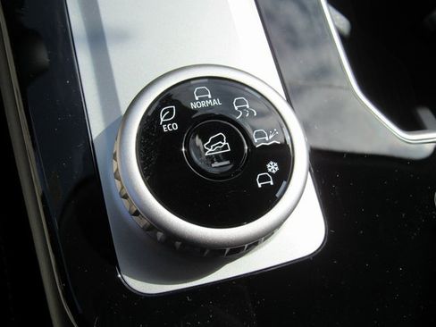 New 2025 Mitsubishi Outlander SE image 21