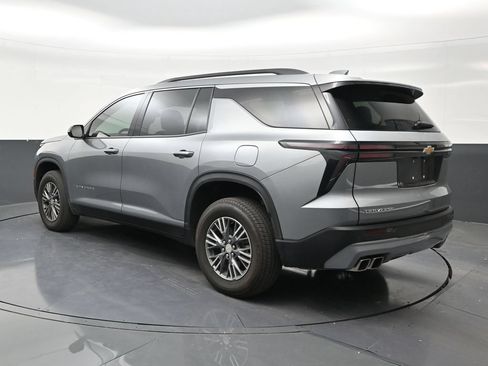 Used 2026 Chevrolet Traverse LT FWD image 3
