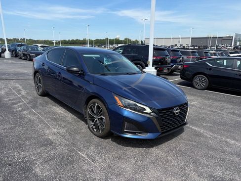 Used 2024 Nissan Altima 2.5 SR w/ SR Premium Package FWD image 2