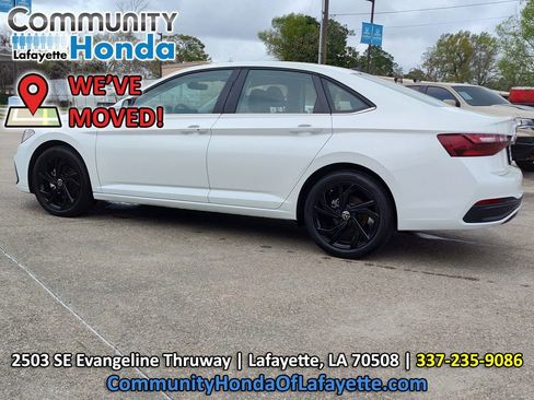 Used 2025 Volkswagen Jetta SE w/ Black Wheel Package FWD image 5