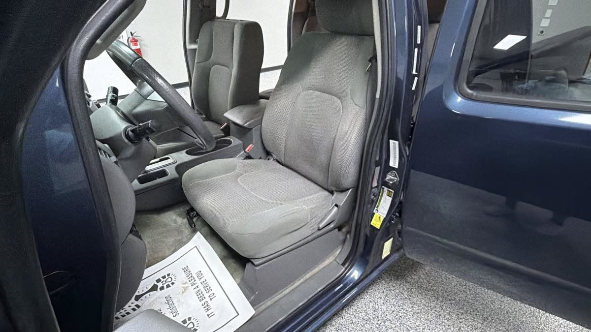 Used 2015 Nissan Frontier SV w/ SV Value Truck Package RWD image 12