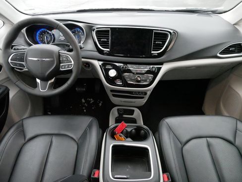 Used 2024 Chrysler Pacifica Touring-L image 10