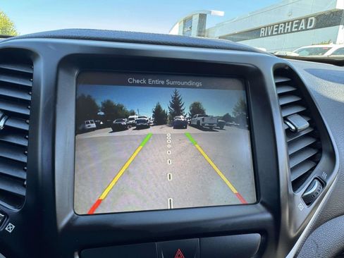 Used 2018 Jeep Cherokee Latitude Plus w/ Cold Weather Group AWD/4WD image 30