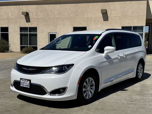 Used 2018 Chrysler Pacifica Touring-L Plus FWD image 4