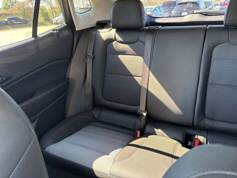 Used 2025 Chevrolet Trax LT image 38