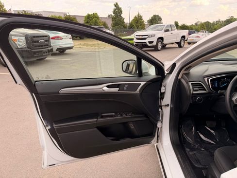 Used 2020 Ford Fusion SE FWD image 11
