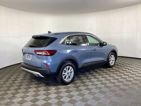 Used 2023 Ford Escape Active w/ Tech Pack #1 AWD/4WD image 2