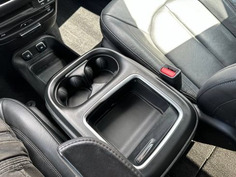 Used 2019 Chrysler Pacifica Touring-L FWD image 29