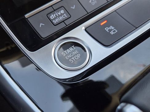 Used 2023 Audi Q8 Premium image 25