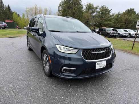 Used 2021 Chrysler Pacifica Touring-L FWD image 7