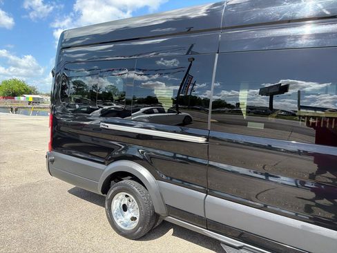 Used 2018 Ford Transit 350 XLT image 9