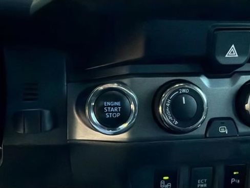 Used 2019 Toyota Tacoma TRD Sport image 30