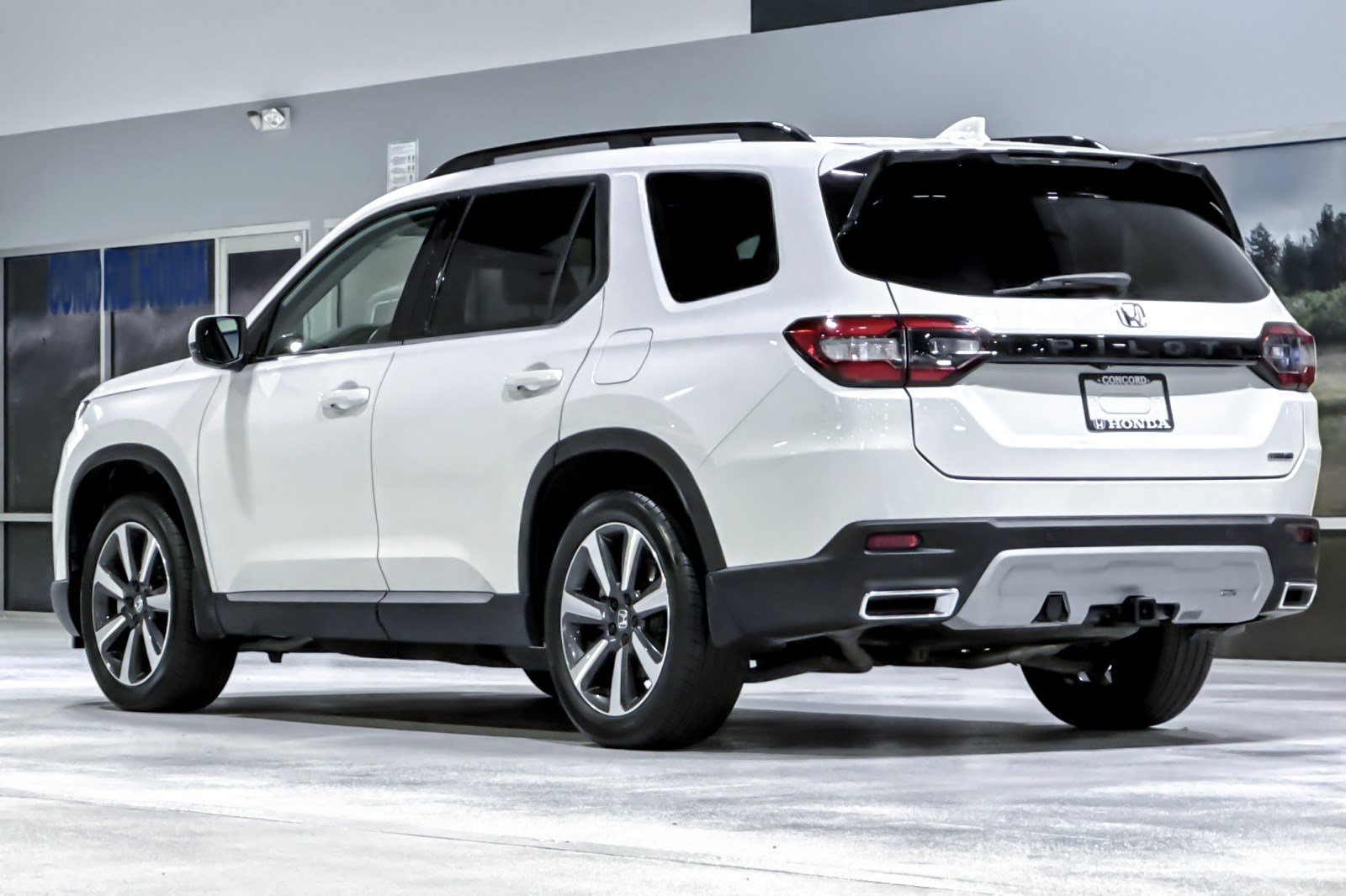 Used 2025 Honda Pilot Touring image 3