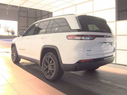 Used 2025 Jeep Grand Cherokee Altitude AWD/4WD image 6