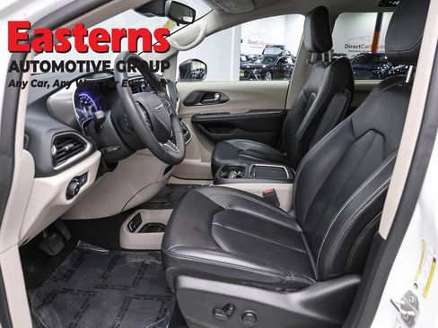 Used 2023 Chrysler Pacifica Touring-L FWD image 14