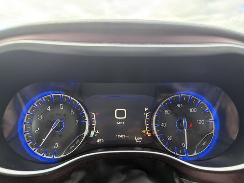 Used 2017 Chrysler Pacifica Limited image 17