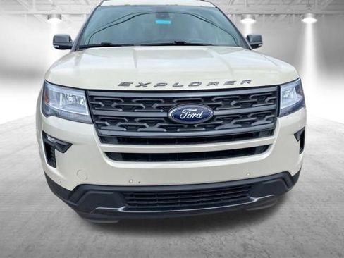 Used 2018 Ford Explorer XLT w/ XLT Appearance Package AWD/4WD image 5