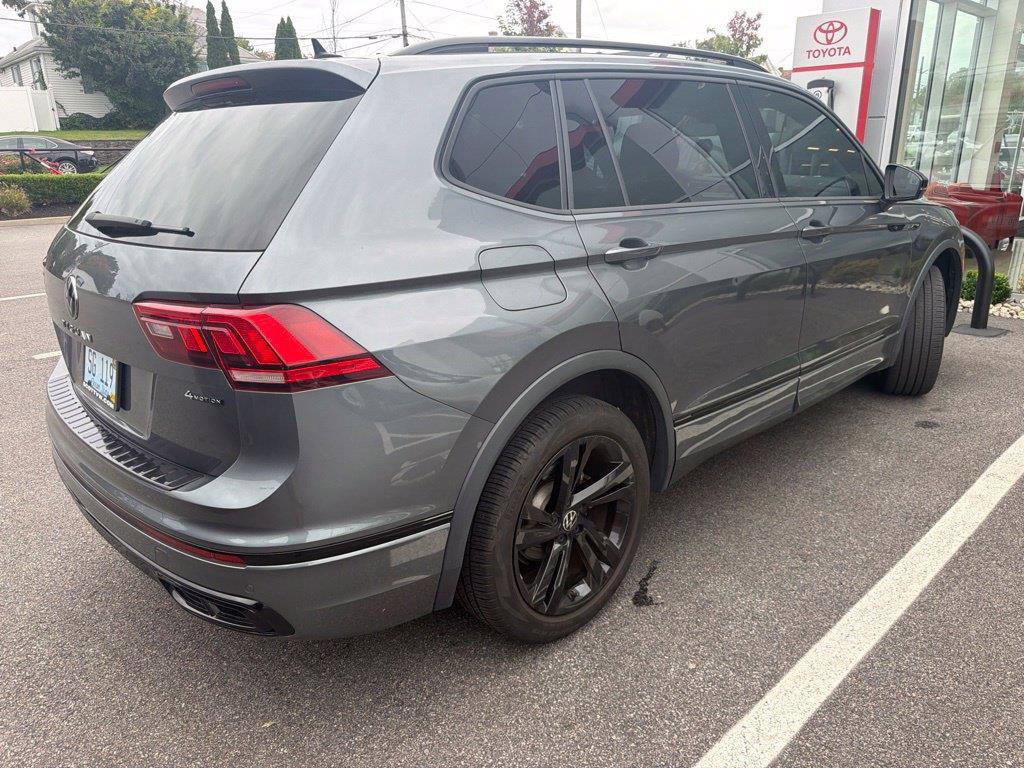 Used 2023 Volkswagen Tiguan SE R-Line AWD/4WD image 4