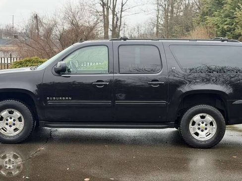Used 2010 Chevrolet Suburban LT image 4