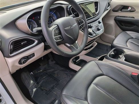 Used 2023 Chrysler Pacifica Touring-L image 11